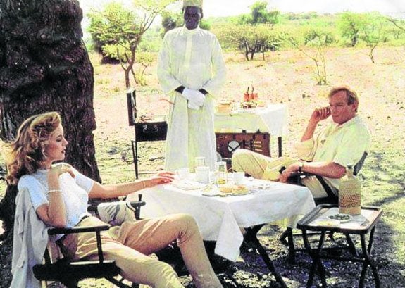 Así se imagina uno que debían de comenzar los días de aquellos hedonistas ingleses que desembarcaron en Kenia para beberse la vida. Junto a estas líneas, una de aquellas mansiones coloniales. 