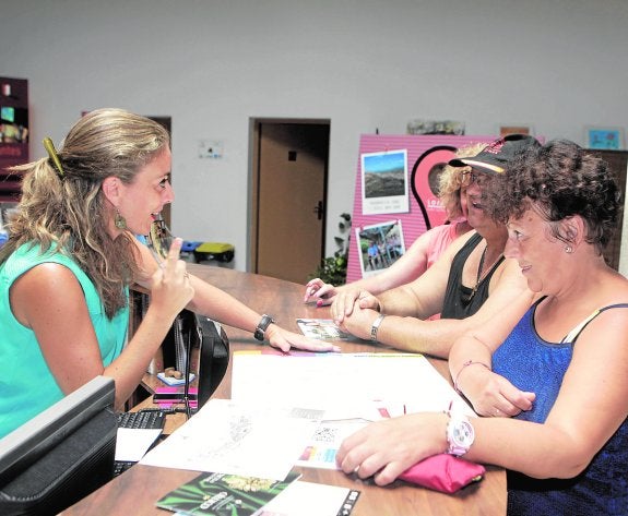 Un grupo de visitantes, ayer, ante el mostrador de la oficina de turismo. 