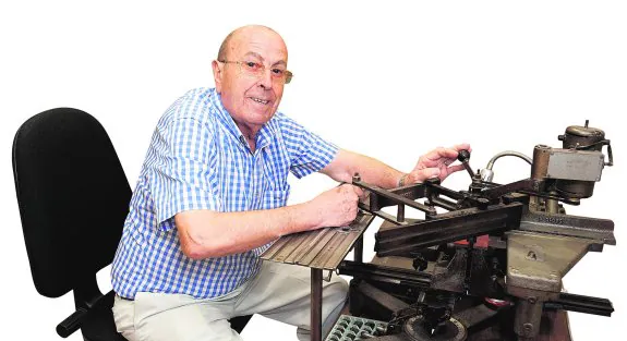 Francisco López, junto a la antigua máquina que graba letras en las estilográficas. 