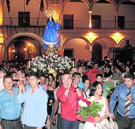 La procesión, a su llegada a la plaza de España. 