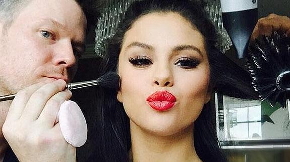 Selena Gomez se prepara para grabar el video.