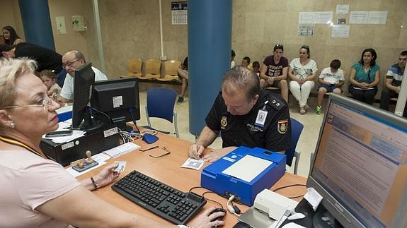 La Jefatura de Policia Nacional presenta y explica el funcionamiento del nuevo DNI. 
