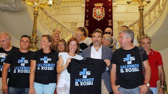 La vicealcaldesa de Cartagena, Ana Belén Castejón, y el acalde, José López, con miembros de la Plataforma 'Salvemos el Rosell', esta mañana en el Ayuntamiento.