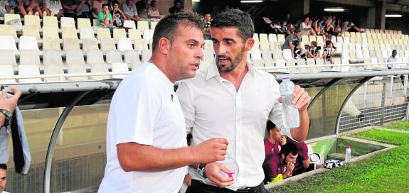 Víctor Fernández habla con su segundo, Chuchi Macón, antes de que empezara el partido. 