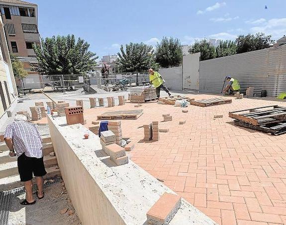 Los albañiles ultiman las obras de la calle que unirá las plazas de Don Juan Moreno y Amargura.