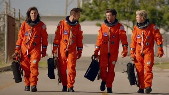 One Direction en Drag me down.