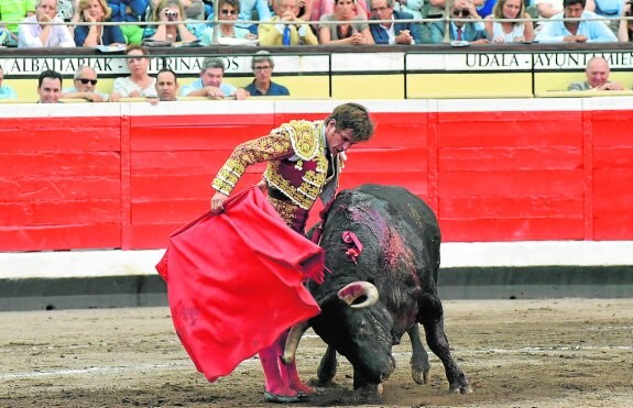 El diestro Julián López 'El Juli' da un pase de muleta a su segundo toro, ayer, en Bilbao. 