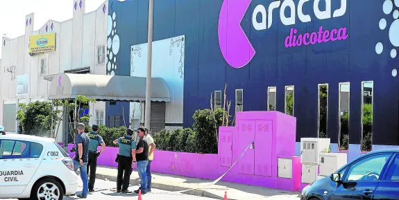 Agentes de la Brigada de Policía Judicial de la Guardia Civil recogen pruebas a las puertas de la discoteca Caracas, donde se produjo la pelea.