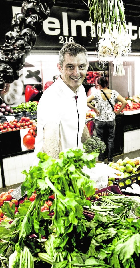 Óscar Urralburu, comprando en un mercado de Murcia.