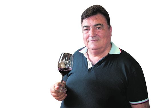 Mateo Párraga se dispone a probar un vino de Jumilla.