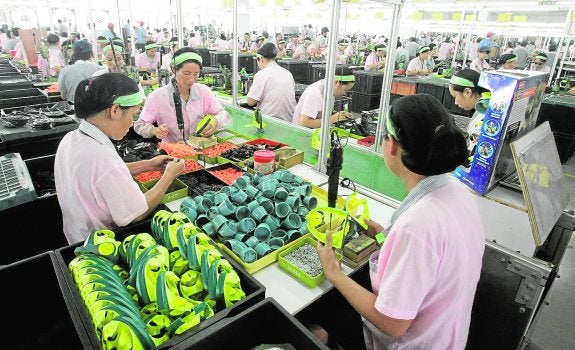 Montaje de componentes plásticos en una empresa juguetera china. 