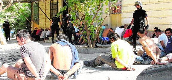 Decenas de detenidos en la redada del lunes en 'El Chalé' aguardan a ser trasladados a dependencias policiales.