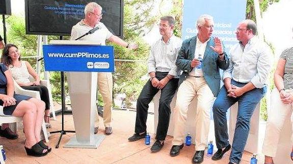 Ramón Luis Valcárcel, en el atril, se dirige al ministro de Justicia, Rafael Catalá, durante su intervención en la intermunicipal del PP celebrada ayer en Mazarrón. Junto a Catalá, Javier Arenas, Pedro Antonio Sánchez e Isabel Bonig.