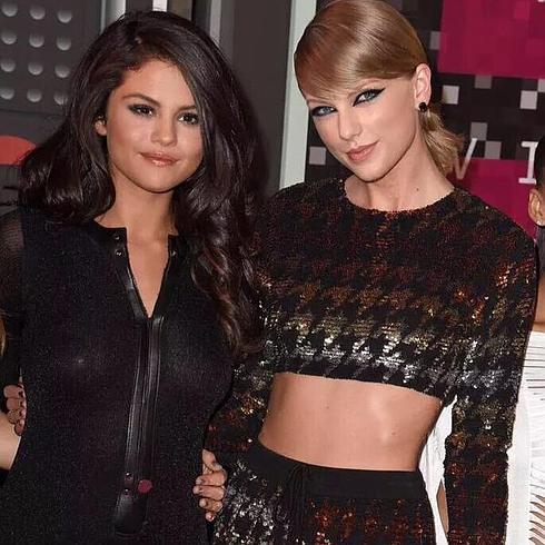 Taylor Swift, Selena Gomez y sus pezoneras.