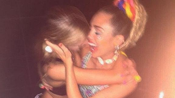 Miley Cyrus y Stella Maxwell.