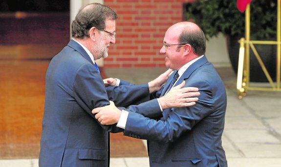 Mariano Rajoy y Pedro Antonio Sánchez se saludan a las puertas del palacio de La Moncloa, donde se reunieron ayer durante hora y media. 