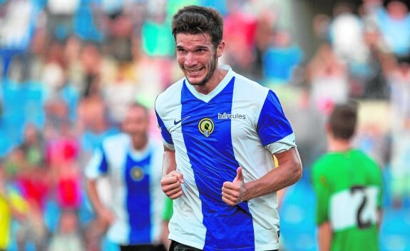 Adri Cuevas celebra un gol con la camiseta del Hércules.  