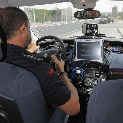 Un agente de la Policía Local durante un control, en la carretera de Cala Cortina.