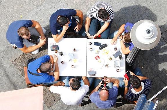 Un grupo de jóvenes tomando el aperitivo en una terraza de Murcia.