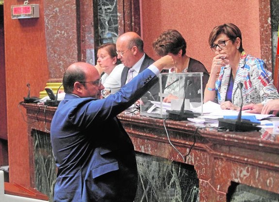 Pedro Antonio Sánchez vota durante el pleno celebrado ayer en la Asamblea. 