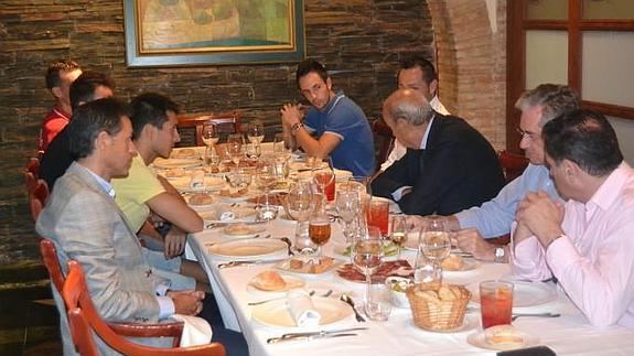 Los cuatro capitantes del primer equipo compartieron la tradiccional comida con el técnico Aira y Jesús Samper..