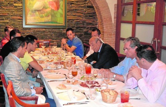 Samper, junto a los capitanes y consejeros del Real Murcia, en la comida de ayer. 