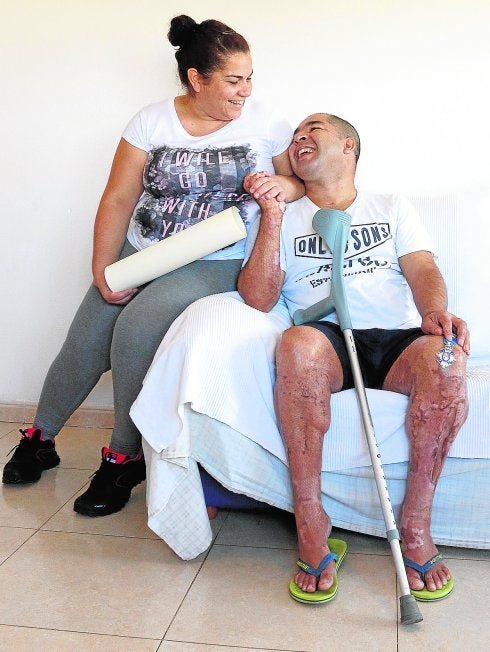 Esther arranca con su cariño una sonrisa a Hugo, en su piso de Fuente Álamo.