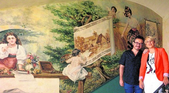 Roque Baños y la consejera posan en la Casa Díaz Cassou. 