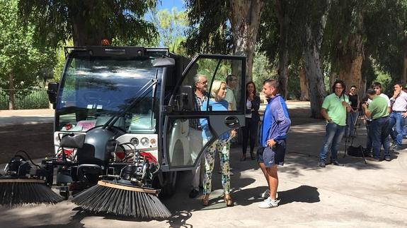 Martínez-Cachá hace entrega de una de las barredoras. 