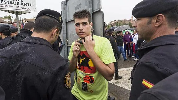 El murciano Adrián Sánchez encadenado durante la protesta en Tordesillas.