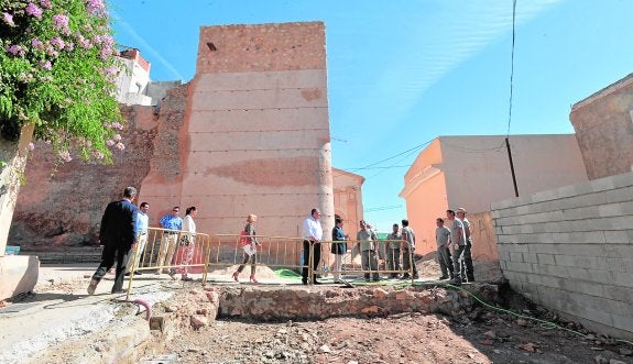 Bernabé y Jódar (c) supervisaron ayer los trabajos que se ejecutan detrás de la Torre Rojano, en el barrio de San Pedro. 