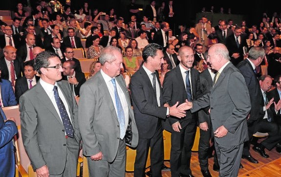 Egea estrecha la mano de algunos directivos durante la reunión de ayer en Murcia. 