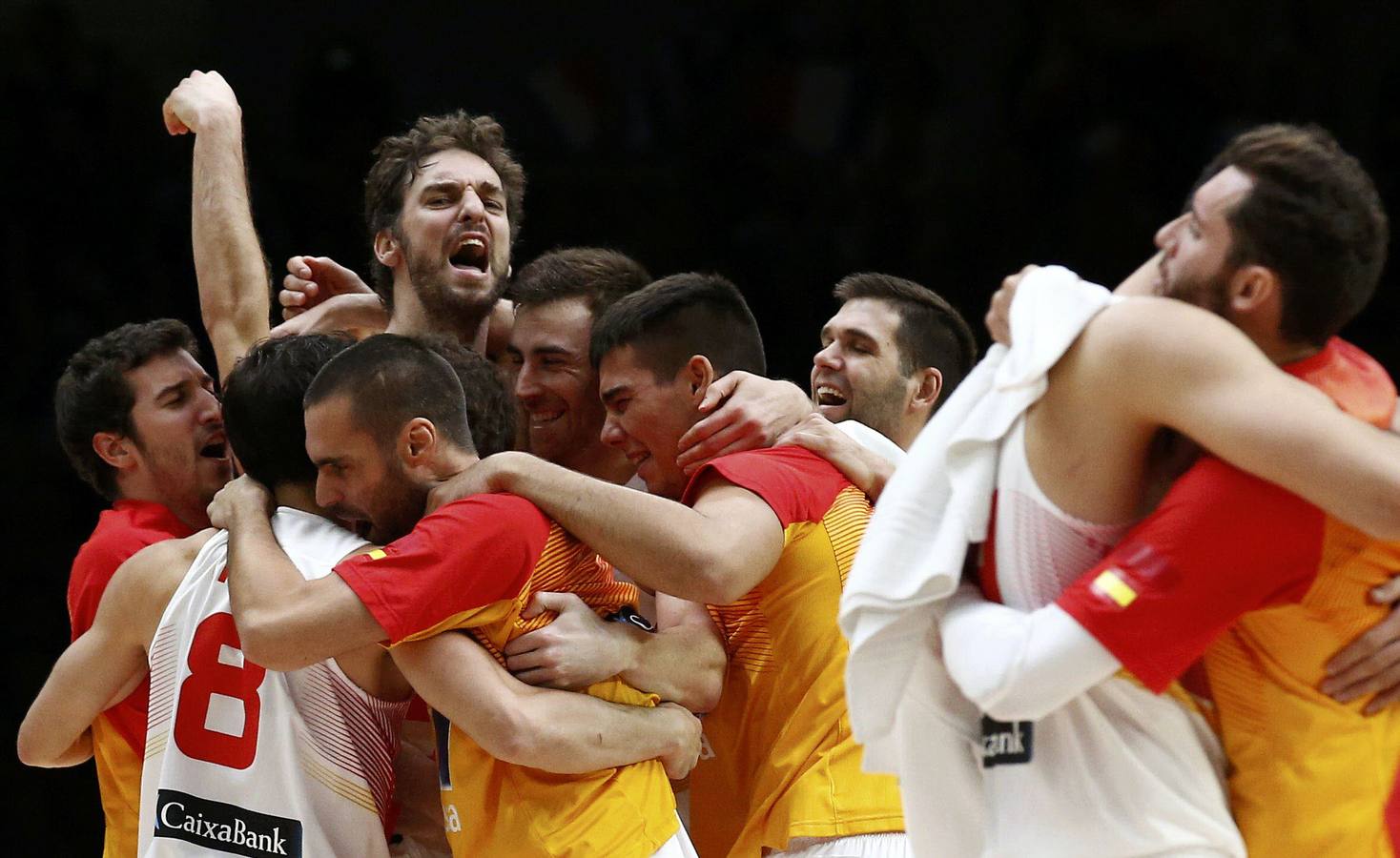 La selección española de baloncesto celebrando su victoria ante la selección griega. 