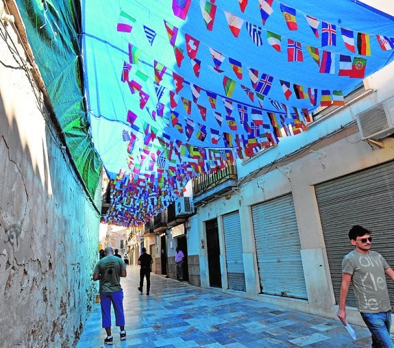 En la calle Almirante Aguilar el toldo colocado es azul.