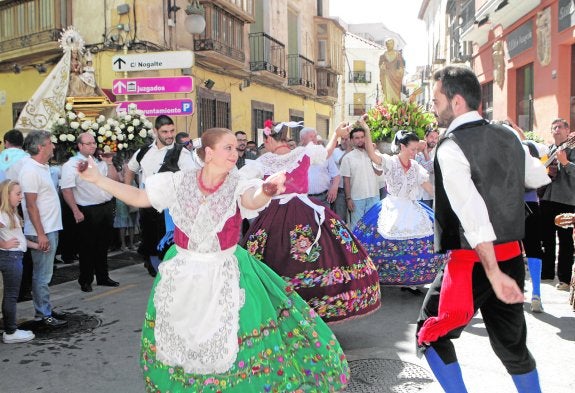 Coros y Danzas de Lorca bailan la 'Jota Lorquina' ante la Virgen de las Huertas y San Pedro, que se encontraron en Selgas.