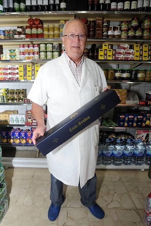 Jesús Sánchez, en su tienda de ultramarinos 'La Fonda Negra'. 