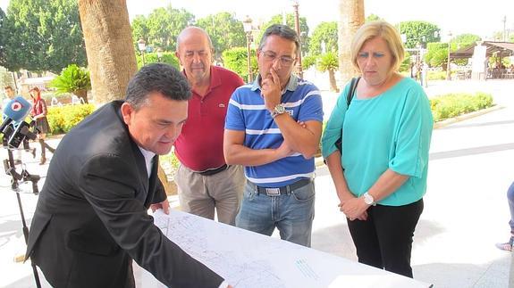 Enrique Ayuso, acompañado por los representantes socialistas, Regina Sarría de Zeneta, Fernando González de Alquerías y Diego Martínez de Torreagüera, con los proyectos acerca del antiguo trazado. 