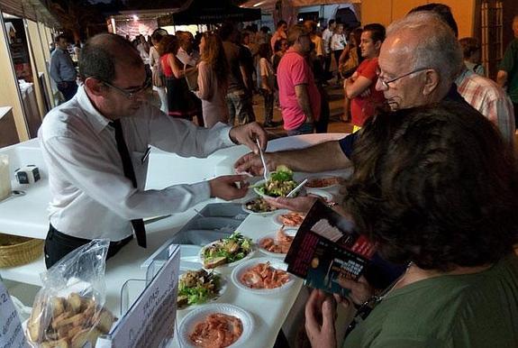 Asistentes al Gastrotour San Javier degustan algunas de las tapas que ofrecen los restaurantes participantes en el evento culinario, este viernes en Santiago de la Ribera.