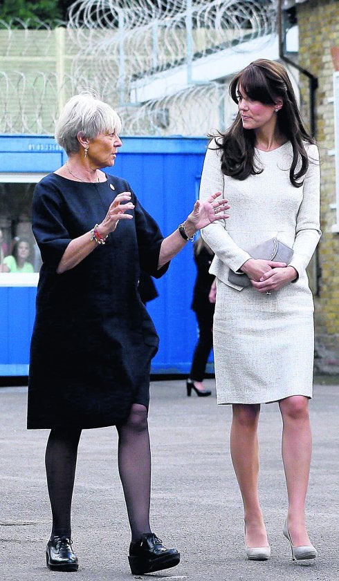 La duquesa, en el patio de la cárcel, charla con una responsable de los programas de rehabilitación. 