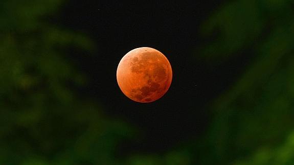 Vista de la luna roja, o luna sangrante. 