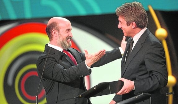 Javier Cámara felicita a su compañero Ricardo Darín por la Concha de Plata lograda ex aequo por sus interpretaciones en 'Truman'.