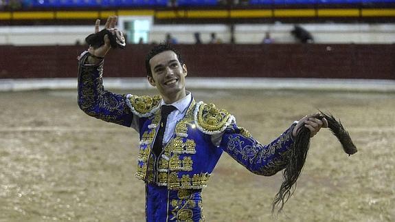 El diestro Antonio Puerta tras la faena. 