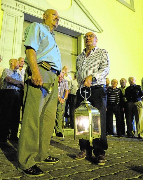 Los auroros de Javalí Viejo, en un ensayo, el pasado viernes por la noche. 