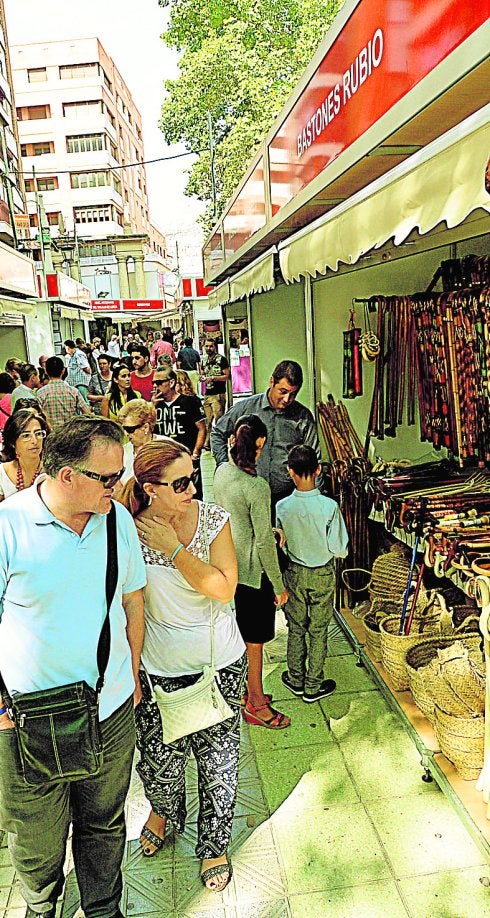 Visitantes recorriendo, ayer por la mañana, la feria.