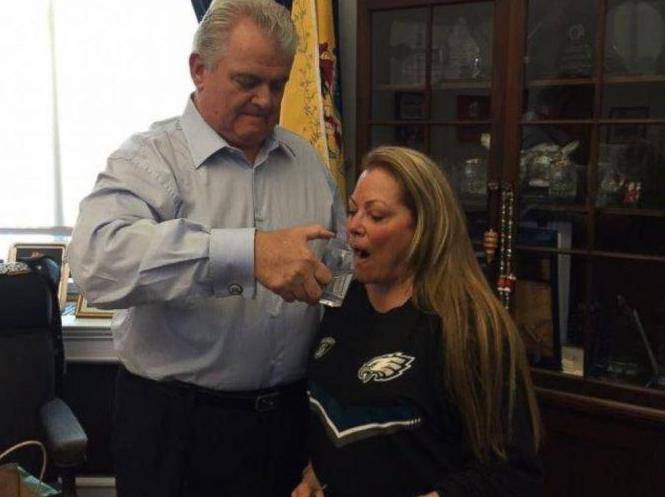 Bob Brady dando de beber a su mujer del vaso usado por el Papa Francisco. 