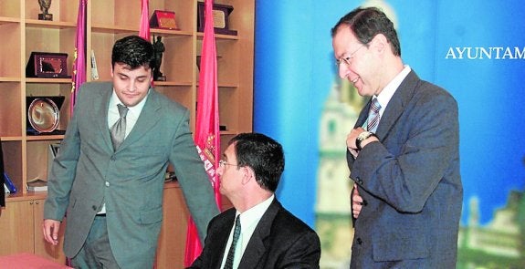 Zamora, Bascuñana y Cámara en la firma del convenio en 2003.