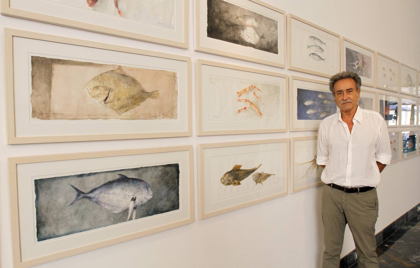 El pintor murciano Pedro Cano en su exposición 'Peces'. 