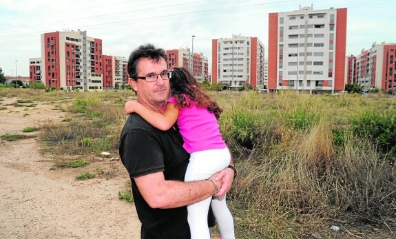 Juan Garay, socio cooperativista de Joven Futura, ayer, con su hija en brazos. 