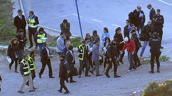 Uno de los policías sospechosos, con gorra blanca, durante la reconstrucción del crimen. 