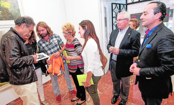 Pedro Cano firma autógrafos en la inauguración de su exposición 'De la huerta' en Chys.
